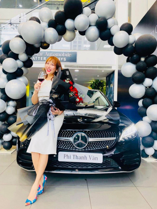 Diễn viên Phi Thanh Vân tậu thêm một xế hộp hạng sang, nâng tổng số xe cô đang có lên bốn chiếc. Cô còn có ba chiếc xe hơi 7 chỗ đang cho thuê.