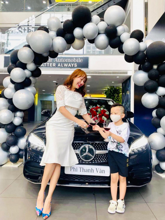Phi Thanh Vân tại lễ bàn giao xế hộp mới.