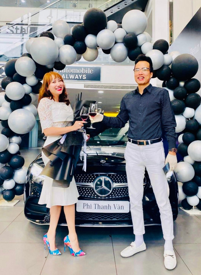 Người đẹp chụp ảnh cùng anh trai ở lễ nhận xe. Cô cho biết sẽ không thuê tài xế mà tự lái xế hộp này đi làm hàng ngày.