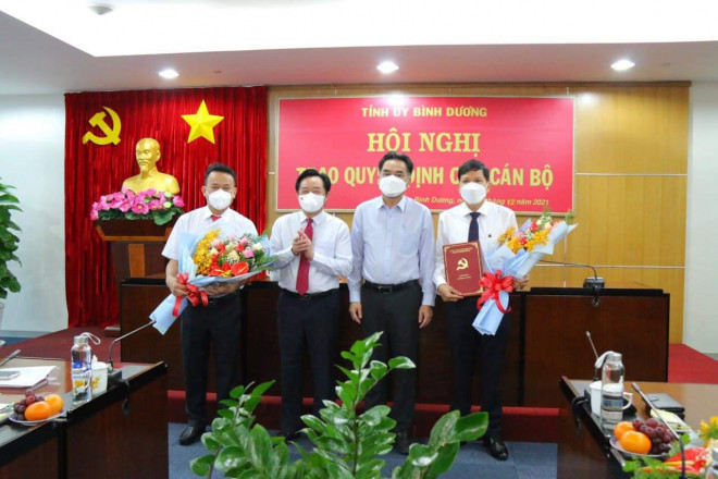Lãnh đạo tỉnh Bình Dương trao quyết định bổ nhiệm bác sĩ Huỳnh Minh Chín (ngoài cùng bên trái) làm Phó Giám đốc Sở Y tế