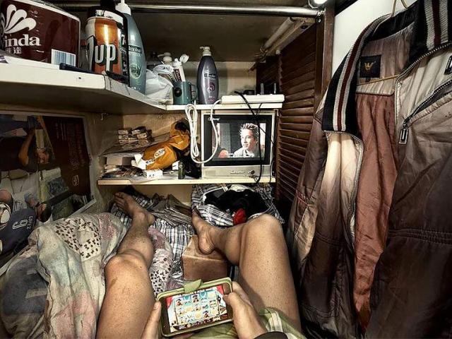 Thế giới - Cảnh sống trong "quan tài" của hàng trăm nghìn người ở Hong Kong