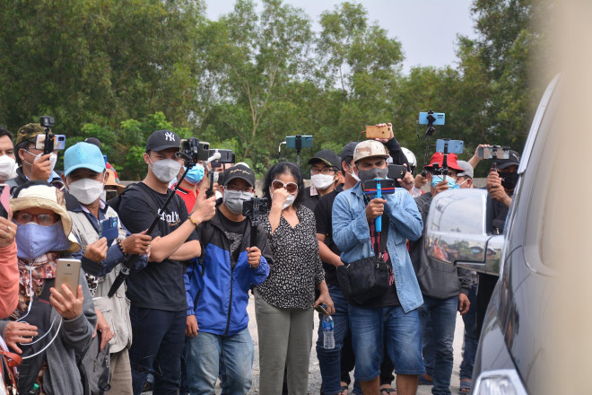 Xét xử vụ án liên quan Tịnh thất Bồng Lai: Nhiều YouTuber tập trung trước cổng tòa án - 1