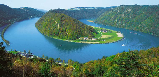 Sông Danube, chảy qua 9 quốc gia châu Âu: Danube xinh đẹp được tôn vinh là một trong những con sông lớn nhất của châu Âu. Dọc theo hai bên bờ sông&nbsp;là những sườn đồi trập trùng, những vườn nho tươi tốt và lâu đài thời trung cổ càng làm tăng thêm vẻ quyến rũ của sông Danube.
