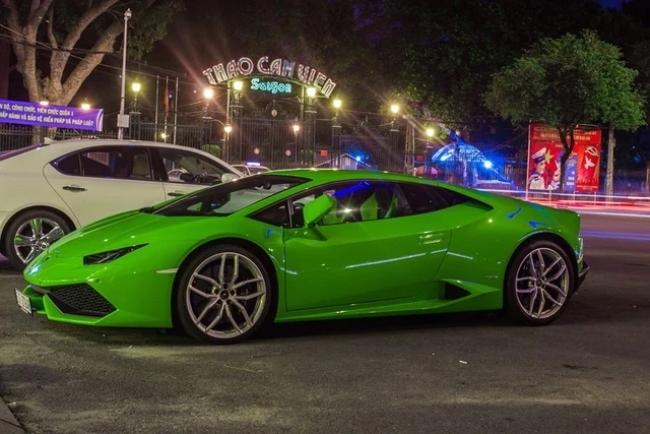 Ngoài “bộ áo” màu xanh cốm đầy nổi bật, siêu xe Lamborghini Huracan thuộc sở hữu của Phan Thành còn chạm tới trái tim người mê xe bởi khoang cabin vô cùng tiện dụng và đẳng cấp.
