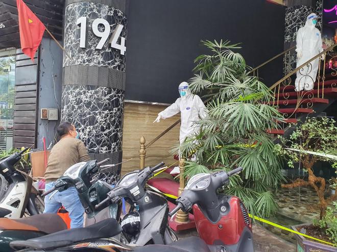 Nhân viên y tế khử khuẩn khu vực cơ sở kinh doanh karaoke vi phạm