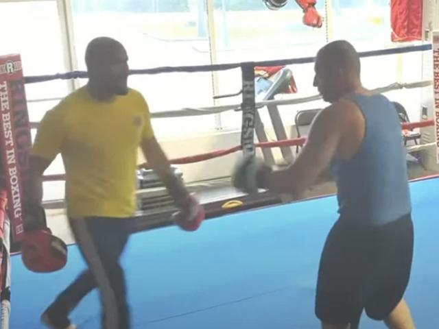 Thể thao - Ngông cuồng vào tận nhà võ sĩ thách đấu, bị đánh thừa sống thiếu chết