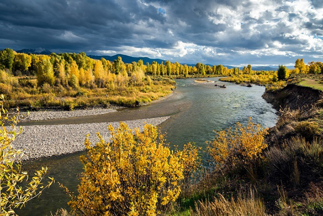 Sông Gros Ventre, Wyoming, Mỹ: Tuy chỉ là một nhánh sông của sông Snake, Gros Ventre lại quyến rũ với khung cảnh tuyệt đẹp xung quanh. Nó chủ yếu đi qua vùng hoang dã Gros Ventre, nơi nổi tiếng với thiên nhiên hoang sơ rất ấn tượng.
