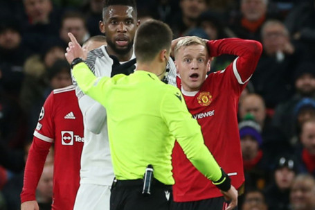 Van De Beek sai lầm chết người khiến MU thủng lưới, dễ bị Rangnick "trảm"