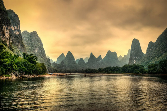 Sông Li, Quảng Tây, Trung Quốc: Con sông nổi tiếng với cảnh đẹp ấn tượng và bạn có thể ngắm cảnh trên&nbsp;một chuyến đi bằng thuyền. Đây là điểm tham quan nổi tiếng nhất ở vùng Quảng Tây và là một trong những điểm thu hút hàng đầu ở Trung Quốc.&nbsp;
