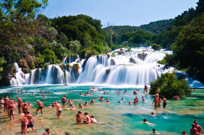 Sông Krka, Croatia: Vườn quốc gia Krka là một trong những điểm tham quan tự nhiên nổi tiếng nhất Croatia. Công viên xinh đẹp trải dài xung quanh sông Krka. Các thác nước nhiều tầng là địa danh nổi tiếng và phổ biến nhất ở khu vực này.&nbsp;
