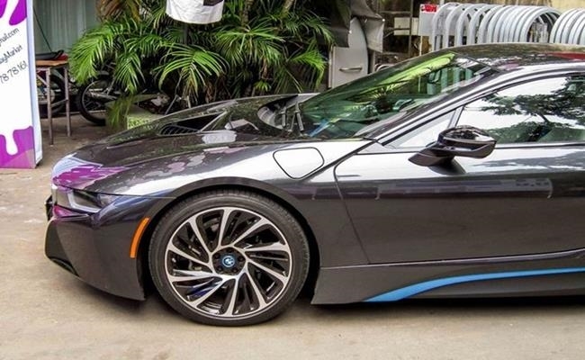 Cùng với đó, ngoại hình của BMW i8 được trau chuốt tỉ mỉ đến từng chi tiết. Bên trong là không gian nội thất thể thao với thiết kế 4 chỗ ngồi, đi kèm là màn hình trung tâm 10,25 inch và tính năng hiển thị thông số lên kính chắn gió.
