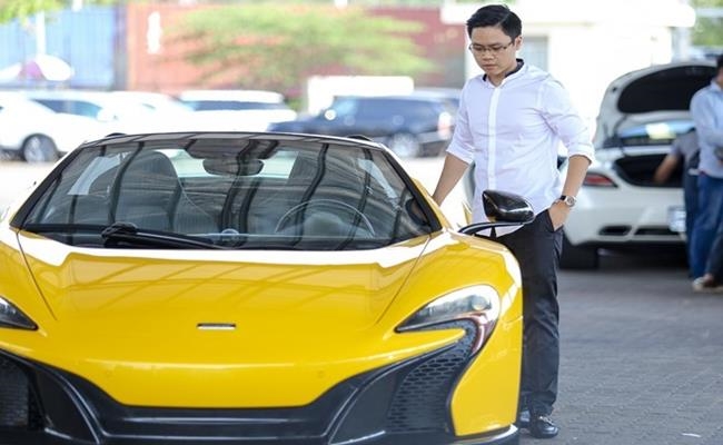 Vào năm 2016, vị thiếu gia đất Sài thành đã “mạnh tay” dành tặng “xế hộp” Ferrari 488 GTB cho người em trai duy nhất là Phan Hoàng.

