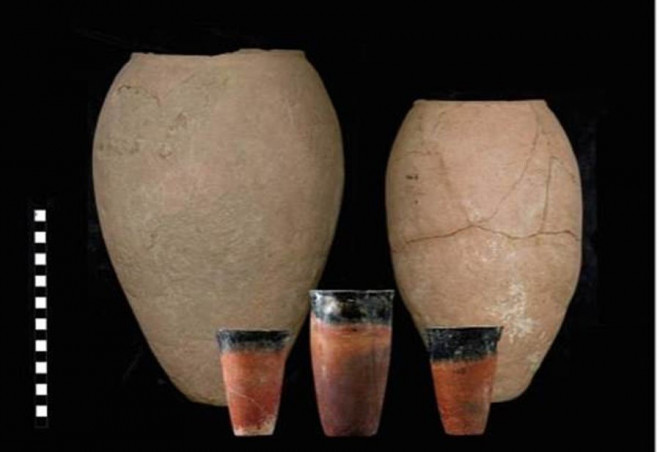 Bình và cốc uống bia cổ đại được lắp ghép từ các mảnh gốm cổ - Ảnh: Đại học Dartmouth
