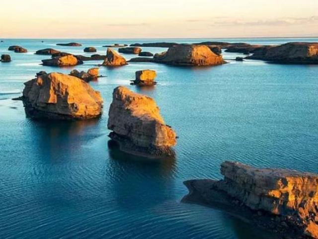 Du lịch - Cảnh quan hiếm gặp của hồ nước được bao phủ bởi những tảng đá kỳ dị