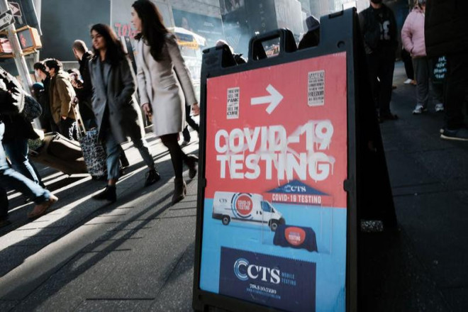 Người dân tập trung chờ xét nghiệm COVID-19 tại quảng trường Thời Đại ở TP New York (Mỹ) ngày 5-12, sau khi có thông tin về biến thể Omicron. Ảnh: GETTY IMAGES