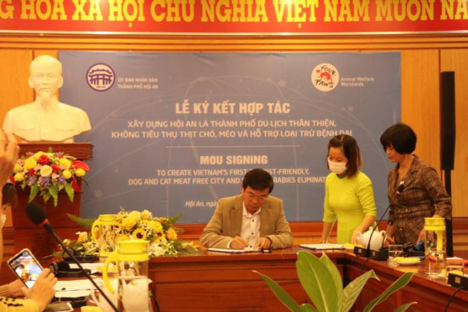 Ông Nguyễn Thế Hùng, Phó Chủ tịch UBND TP Hội An ký cam kết loại bỏ việc sử dụng thịt chó, mèo ở TP Hội An