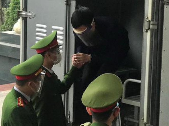 Tin tức trong ngày - Xét xử ông Nguyễn Đức Chung: Các bị cáo đến tòa bằng xe đặc chủng