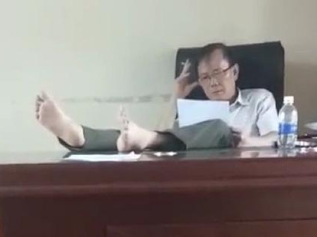 Tin tức trong ngày - Hạt trưởng kiểm lâm "có thói quen gác 2 chân lên bàn" xin từ chức