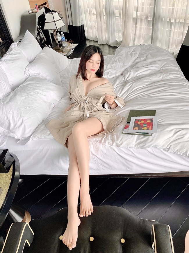 Ngoài ra, một trong những đặc điểm gợi cảm khác của Đào Lan Phương là hình xăm màu sắc nổi bật.
