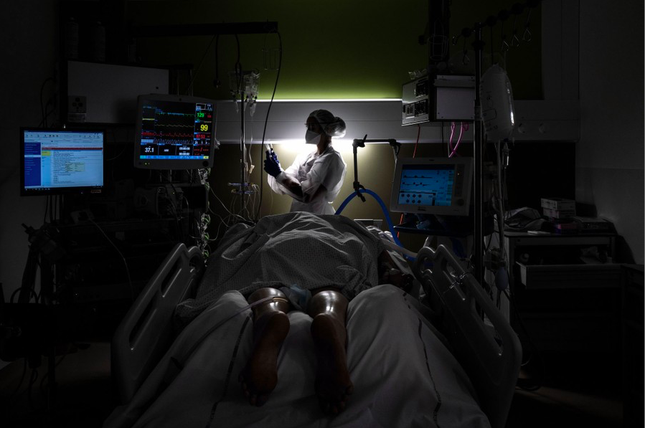 4. Một y tá đang chăm sóc cho bệnh
nhân mắc COVID-19 ngày 25/1, trong phòng chăm sóc tích cực của bệnh
viện Lyon Sud ở Pierre-Benite, khi làn sóng bùng phát lây nhiễm đe
dọa đưa Pháp vào đợt phong toả hoàn toàn lần thứ ba. (Ảnh: Getty
Images)