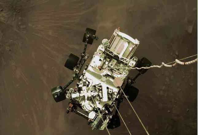 6. Hình ảnh tàu tự hành Perseverance
của Cơ quan Hàng không vũ trụ Mỹ (NASA) chuẩn bị đáp xuống bề mặt
sao Hoả được chụp vào ngày 18/2. Đây là con tàu mới nhất được đưa
lên hành tinh đỏ để tìm kiếm dấu hiệu của sự sống. Perseverance
được trang bị nhiều công nghệ hiện đại, trong đó có một trực thăng
mini tên là Ingenuity. Cả hai vẫn hoạt động tốt trong suốt năm đầu
tiên trên sao Hoả. (Ảnh: NASA)