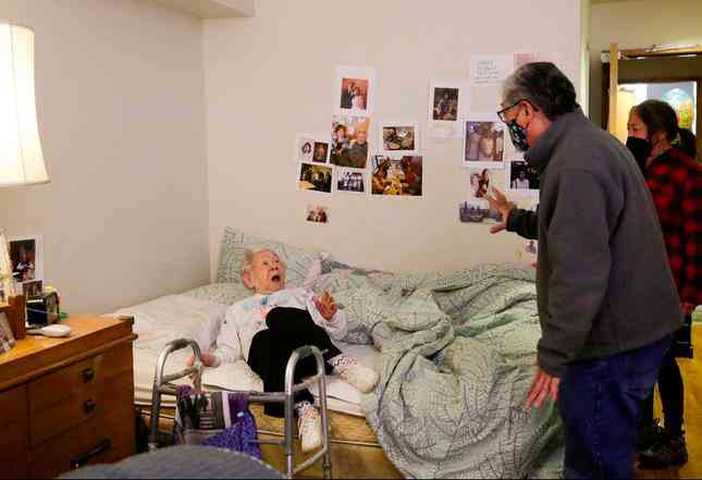 10. Cụ Yoshia Uomoto, 98 tuổi, không
giấu nổi cảm xúc vui mừng và ngỡ ngàng khi cháu trai Gail Yamada
bất ngờ đến thăm cụ ngày 30/3, sau 1 năm cách xa vì COVID-19. Cụ
Mark Uomoto sống tại một cơ sở dưỡng lão ở Seattle, Mỹ. (Ảnh:
Reuters)