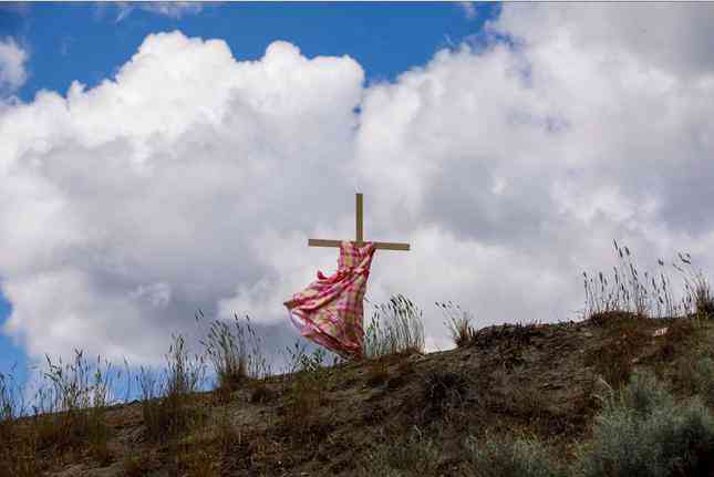 14. Chiếc váy của một bé gái được
phơi trên cây giá gỗ bên đường cao tốc số 5, để nhắc lại giai đoạn
đau thương của thổ dân Canada nhân vụ tìm thấy 215 hài cốt trẻ em
trong trường nội trú Kamloops ngày 5/6. Sự việc khiến Thủ tướng
Canada Justin Trudeau lên tiếng thúc giục Nhà thờ Công giáo “nhận
trách nhiệm” và công bố hồ sơ về các trường nội trú thổ dân mà họ
đã quản lý. (Ảnh: Getty Images)