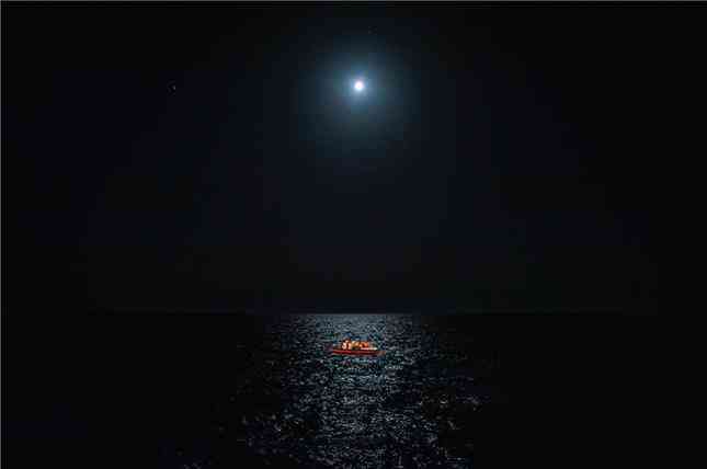 15. Nhóm 17 người Tunisia trên chiếc
thuyền gần đảo Lampedusa của Ý đang chờ được giúp đỡ hôm 25/7. Các
thành viên của một tổ chức phi chính phủ đã đón hơn 170 người bằng
thuyền trước khi chính quyền cho phép họ vào đất liền. (Ảnh:
AP)