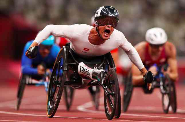 21. Vận động viên Marcel Hug của đội
tuyển Thuỵ Điển ăn mừng sau khi đoạt Huy chương Vàng trong vòng
chung kết cuộc đua cự ly 5.000m tại Paralympic Tokyo 2020. (Ảnh:
Getty Images)