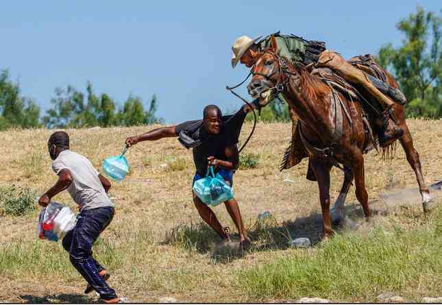 23. Lính biên phòng Mỹ cưỡi ngựa đang
cố chặn một người di cư Haiti chạy vào đồn điền bên bờ sông Rio
Grande gần cây cầu quốc tế ở Del Rio, bang Texas, ngày 19/9. (Ảnh:
Getty Images)