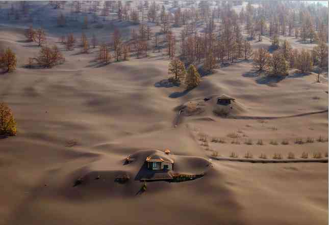 25. Một ngôi nhà bị bụi núi lửa ở La
Palma trên quần đảo Canary phủ kín ngày 30/10. Núi lửa Cumbre Vieja
bắt đầu phun từ ngày 19/9, đẩy ra dòng dung nham nóng rừng rực chảy
xuống khu vực dân cư xung quanh và tạo nên những đám mây bụi bao
trùm khu vực. (Ảnh: AP)