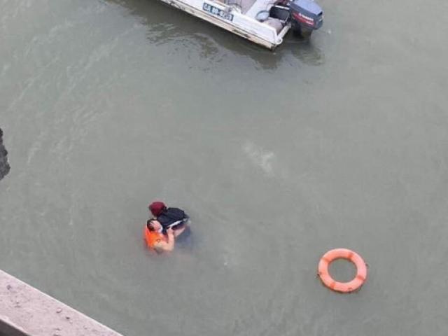 Tin tức trong ngày - Tin tức 24h qua: Cô gái buồn chuyện gia đình, để lại thư tuyệt mệnh nhảy cầu tự tử