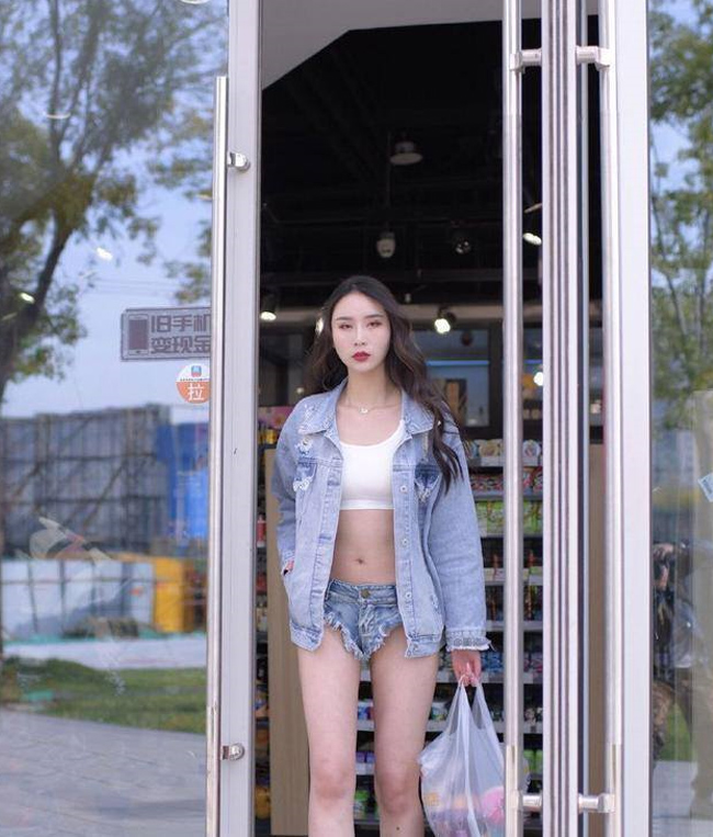 Cô gái này từng gây chú ý&nbsp;trên mạng xã hội Trung Quốc vì diện quần hot pants 5cm đi siêu thị.
