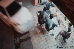 Phi thường - kỳ quặc - Video: Thót tim khoảnh khắc nữ tài xế say xỉn lao xe vào nhóm 3 người ngồi uống nước trên vỉa hè