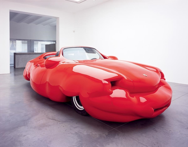 Cùng nằm trong bộ sưu tập những dáng xe kỳ lạ, mẫu xe Erwin Wurm Fat Car này từng gây chú ý khi được cải tiến từ chiếc Porsche Carrera. Chiếc xe có hình thù “mập mạp” lạ mắt được xây dựng trên công nghệ đồ hoạ 3D, mang lại cảm giác vô cùng sinh động.

