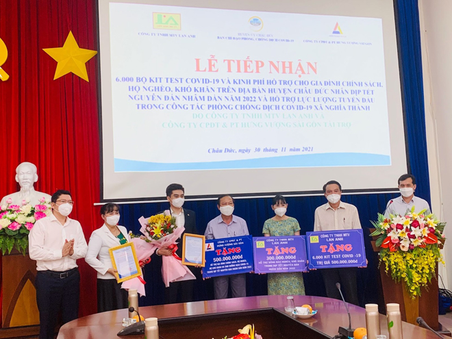 Đại diện Công ty TNHH Lan Anh &amp; Công ty CP đầu tư phát triển Hưng Vượng SG trao tặng những phần quà cho Huyện Châu Đức&nbsp;
