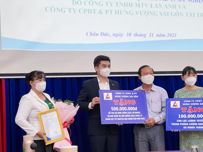 Đại diện Cty TNHH MTV Lan Anh &amp; TGĐ Hưng Vượng Holdings trong buổi trao quà tặng cho Huyện Châu Đức