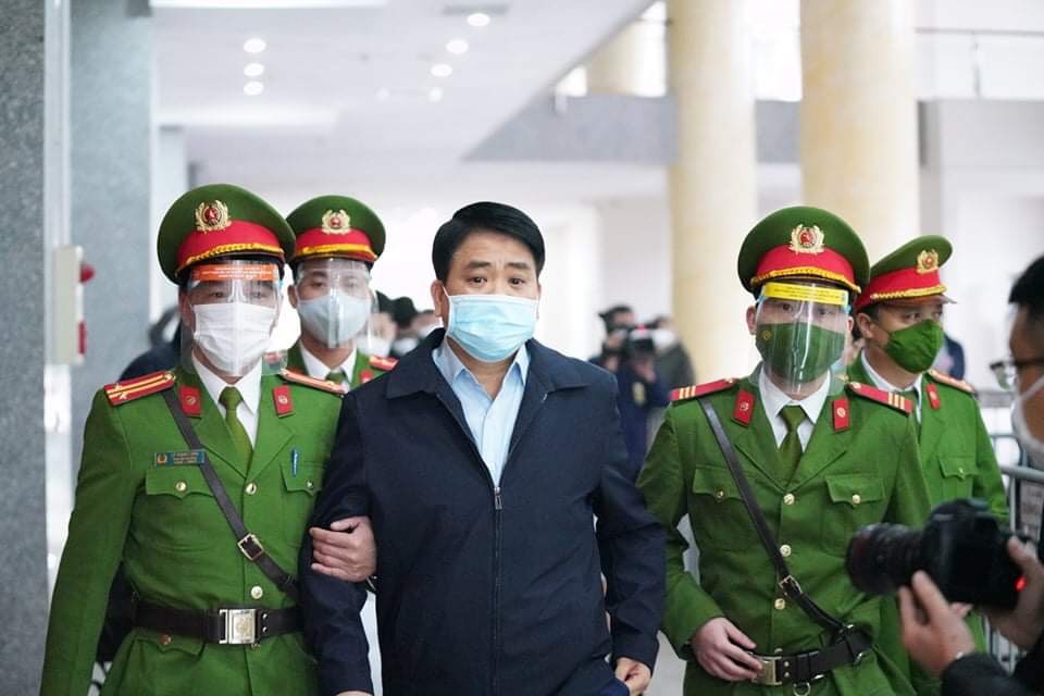 Bị cáo Nguyễn Đức Chung được đưa đến phiên xét xử