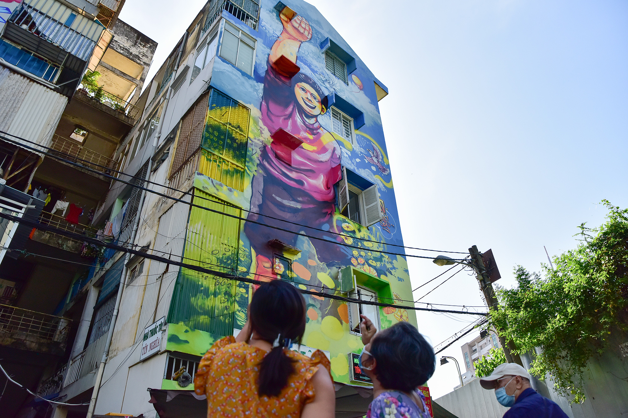 用吊車在胡志明市的公寓牆上畫了一幅巨大的畫。HCM - 12