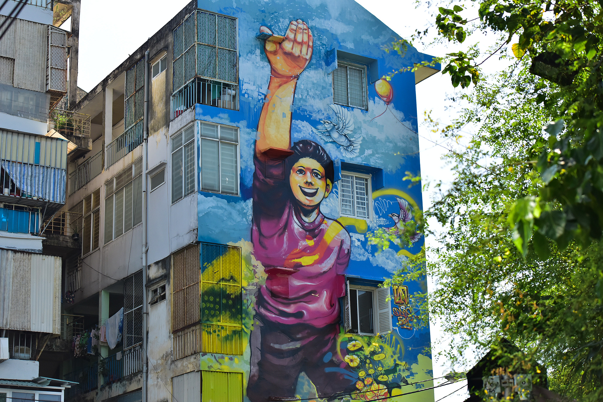 用吊車在胡志明市的公寓牆上畫了一幅巨大的畫。HCM - 17