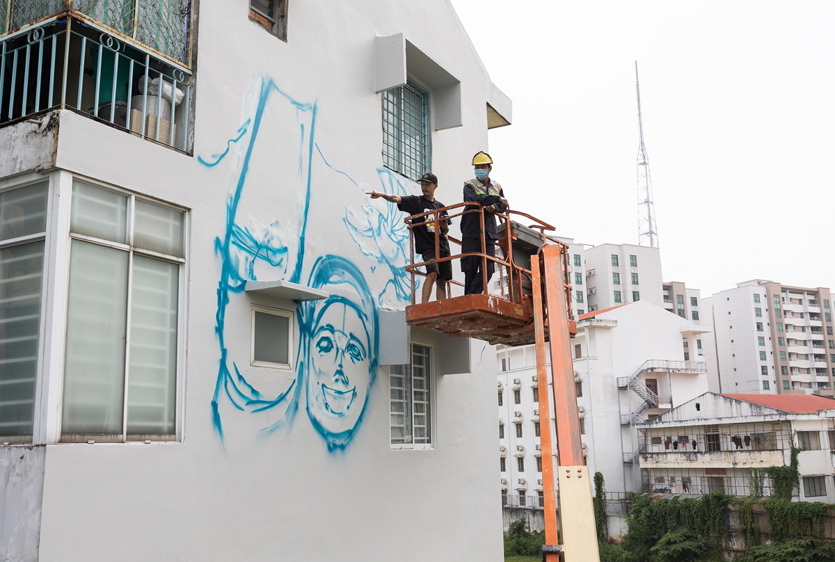 用吊車在胡志明市的公寓牆上畫了一幅巨大的畫。HCM - 3
