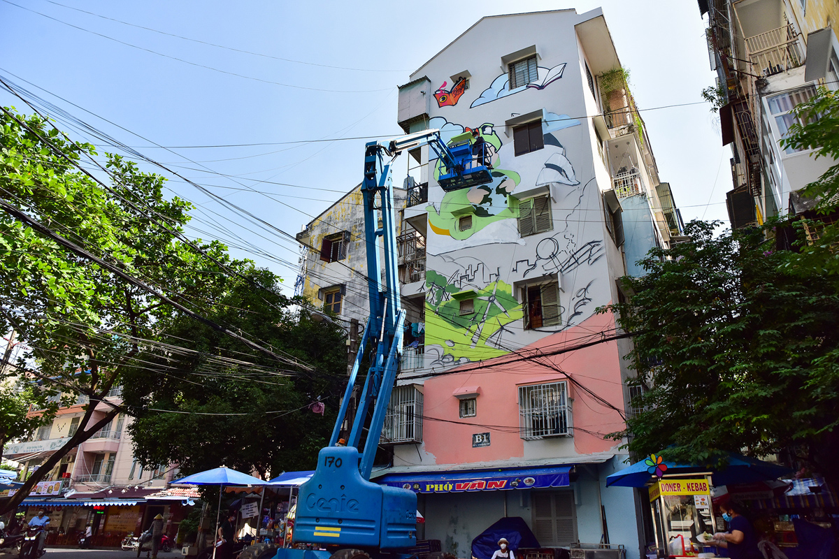 用吊車在胡志明市的公寓牆上畫了一幅巨大的畫。HCM - 8