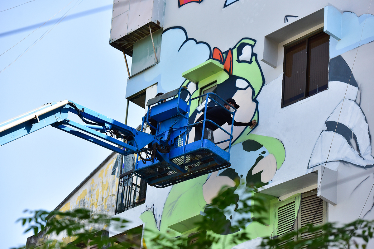 用吊車在胡志明市的公寓牆上畫了一幅巨大的畫。HCM - 9