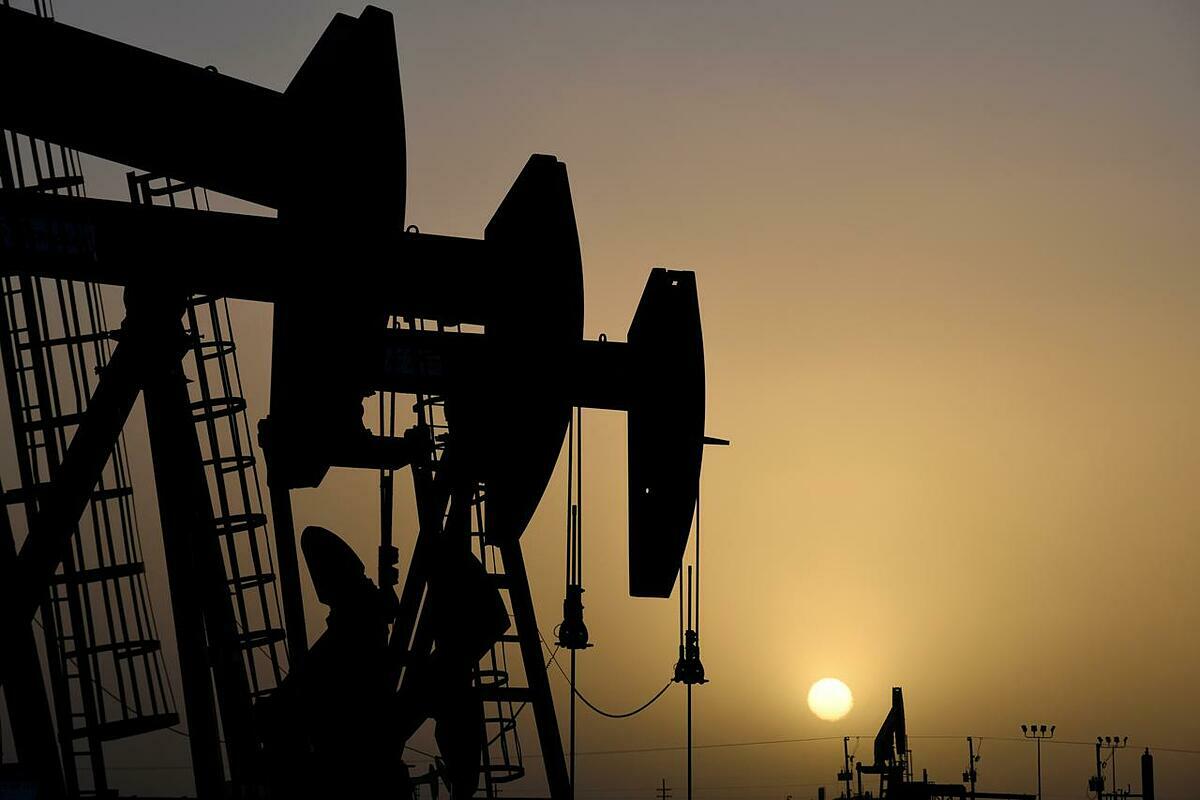Giá dầu thô điều chỉnh tăng