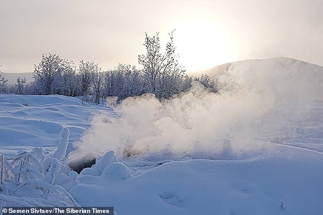 Lửa vẫn cháy âm ỉ dưới lòng đất dù nhiệt độ xuống tới âm 60 độ C ở Siberia, Nga.