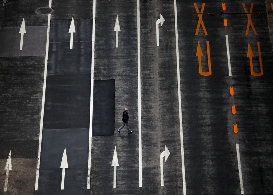 Một người đi bộ trên con đường vắng ở thủ đô Tokyo (Nhật Bản). Ảnh: Reuters