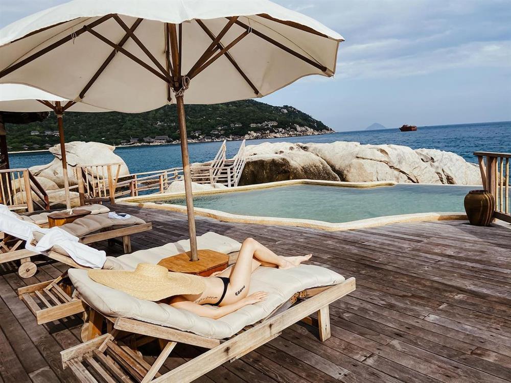 Những bộ ảnh dùng mũ thay váy áo của người đẹp Việt - 8