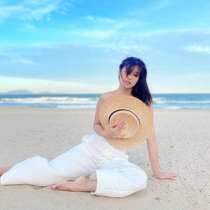 Những bộ ảnh dùng mũ thay váy áo của người đẹp Việt - 5