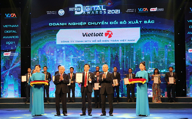 Ông Phạm Ngọc Tú – Phó Tổng Giám đốc Công ty đại diện nhận giải thưởng