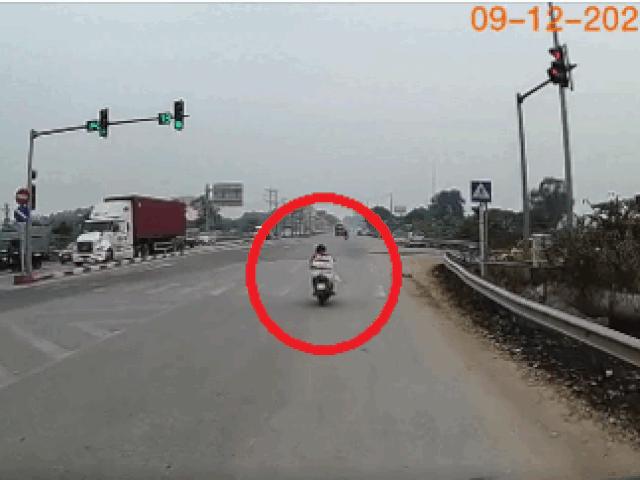 Xe máy - Xe đạp - Clip: Thót tim cảnh lái xe máy thoát “tử thần” xe đầu kéo trong tích tắc